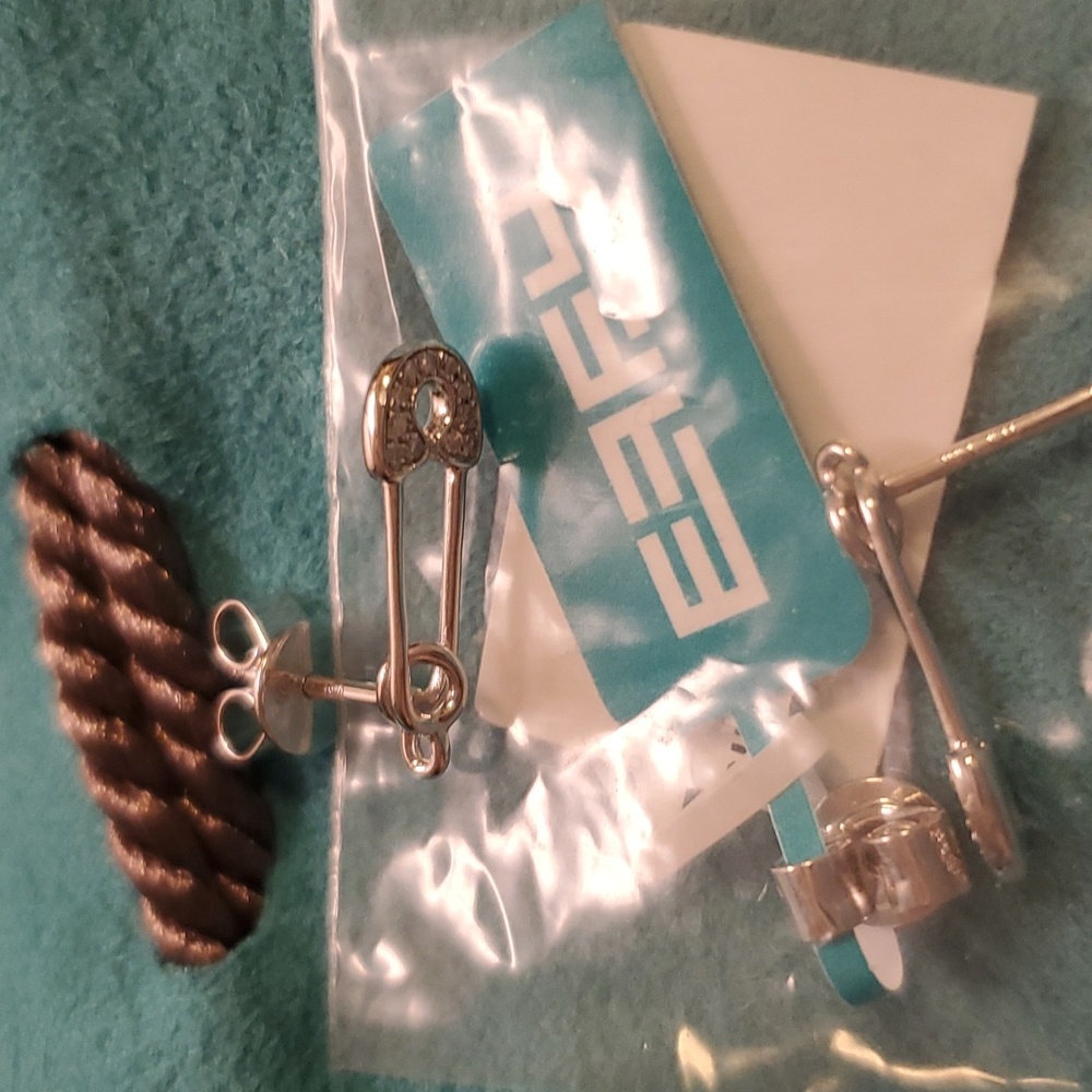 NWT EFFY DIAMOND SAFETY PIN STUDS EARRINGS STERLING SILVER 💙 - Picture 2 of 4